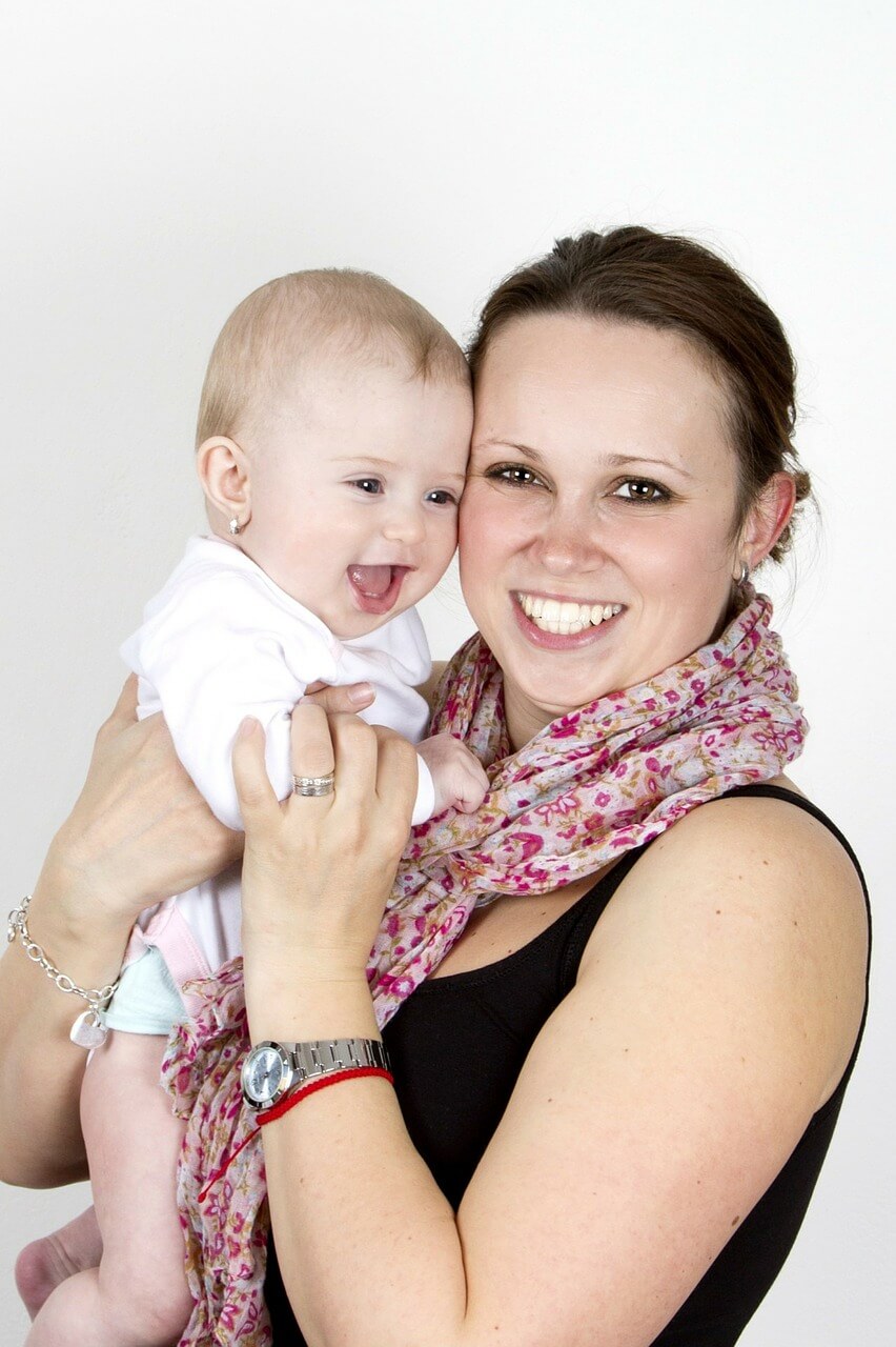 Floor met baby Floor, een tevreden deelnemer van de SUN training, die haar urineverlies na de zwangerschap heeft gestopt