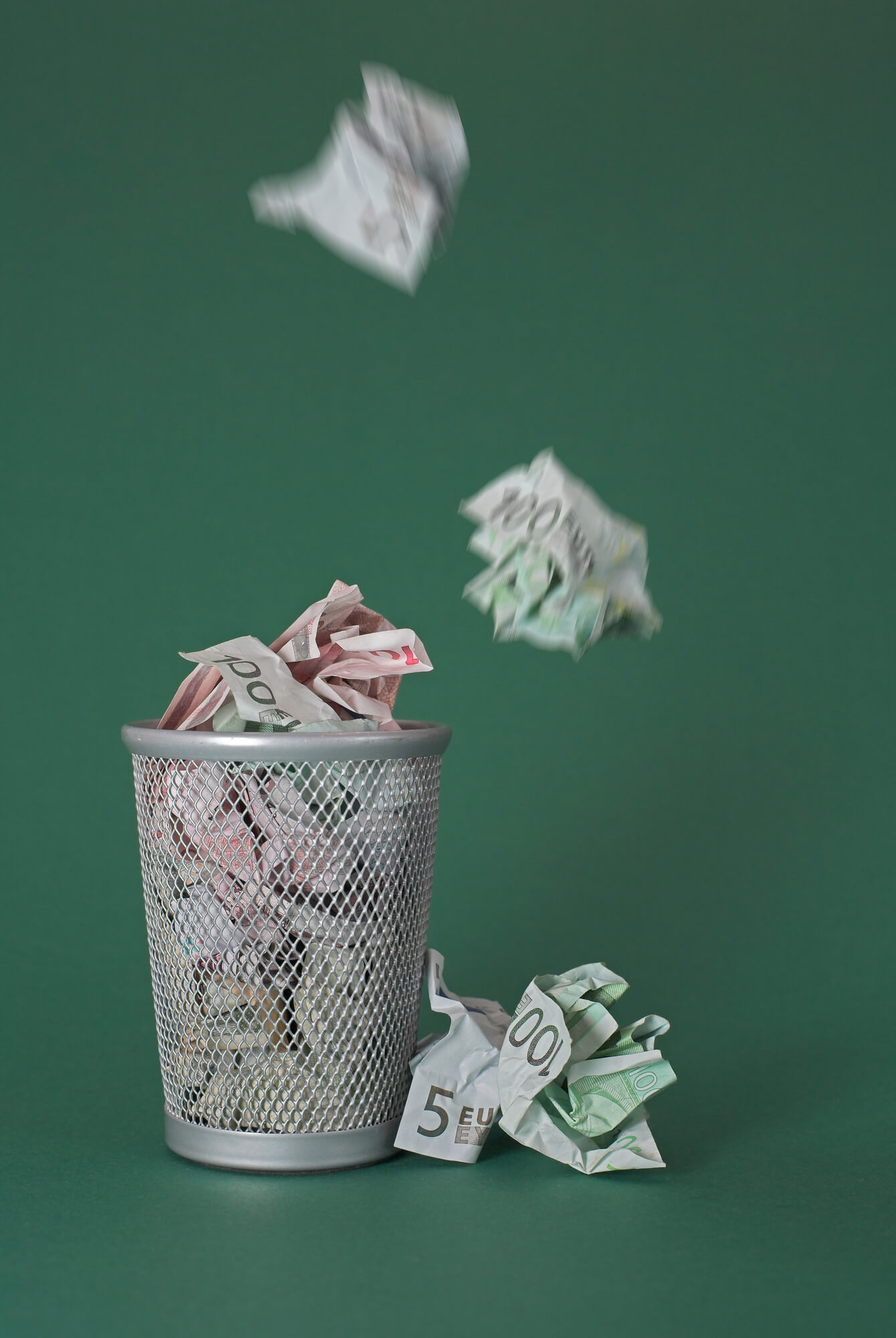 Wasted money - Euro bills Afbeelding van geld dat wordt weggegooid aan incontinentiemateriaal voor vrouwen, zoals Tena lady.