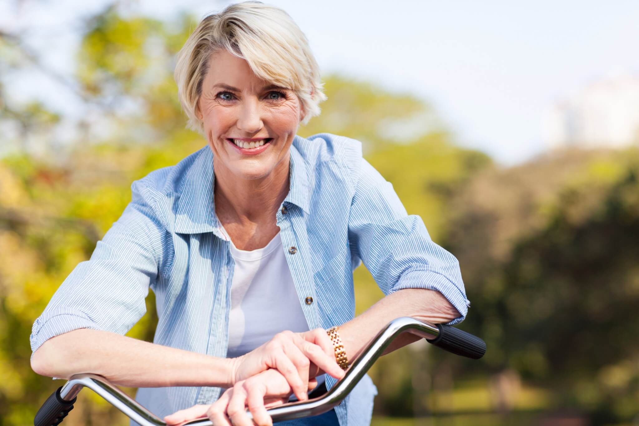 Blonde vrouw op een fiets die lacht omdat ze geen aandrang meer heeft