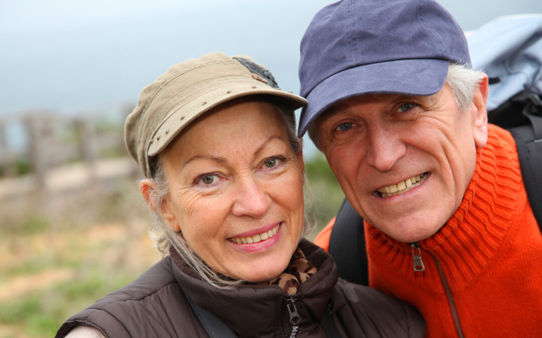 man en vrouw aan het wandelen