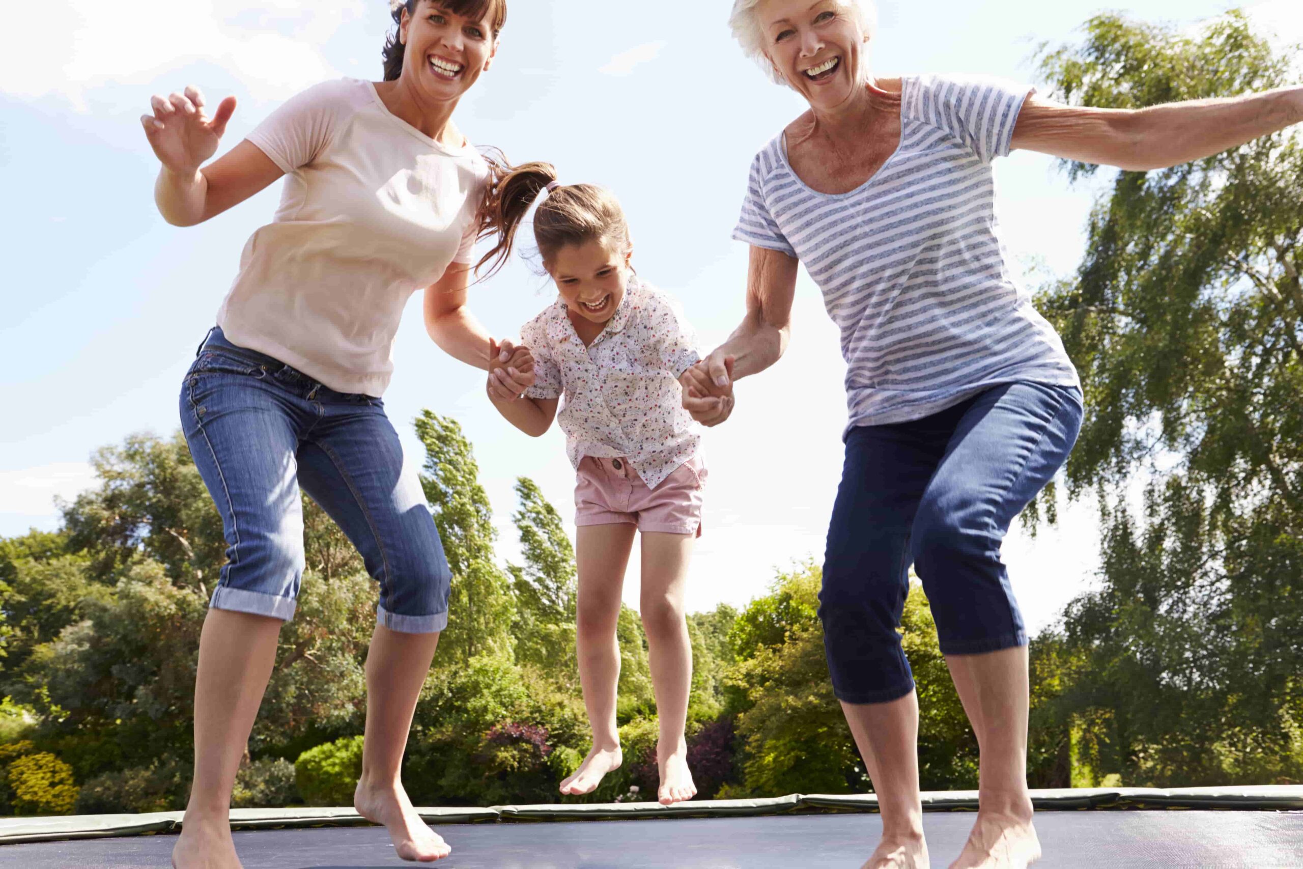 oma moeder kind op trampoline springen