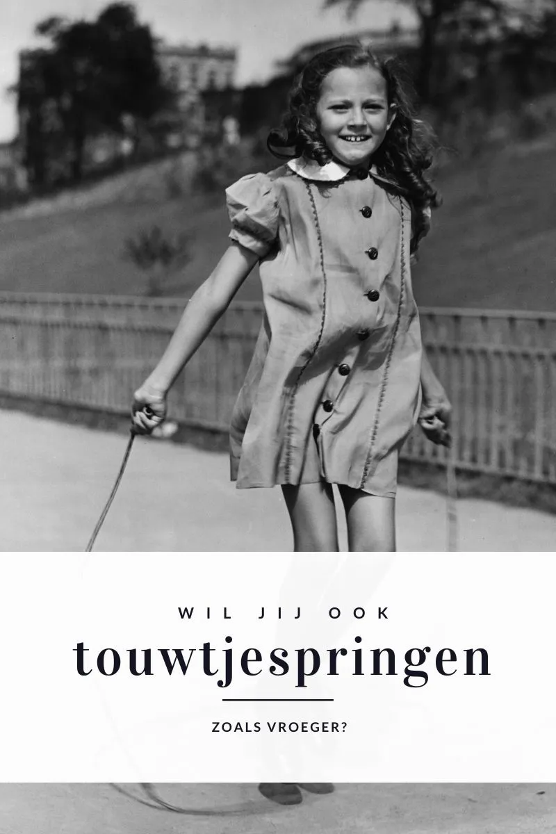 Urineverlies touwtje springen Zwart-wit foto van blij meisje zonder urineverlies bij touwtjespringen