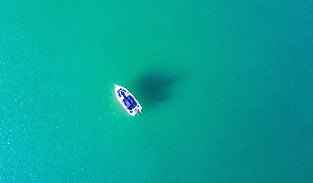 Uitgelichte afbeelding kalme oceaan en bootje