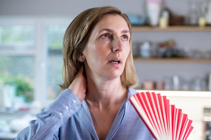 Vrouw tijdens de overgang Vrouw die nadenkt over urineverlies tijdens de overgang