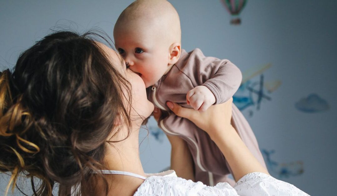 Vrolijke moeder met baby na succesvolle behandeling urineverlies na bevalling