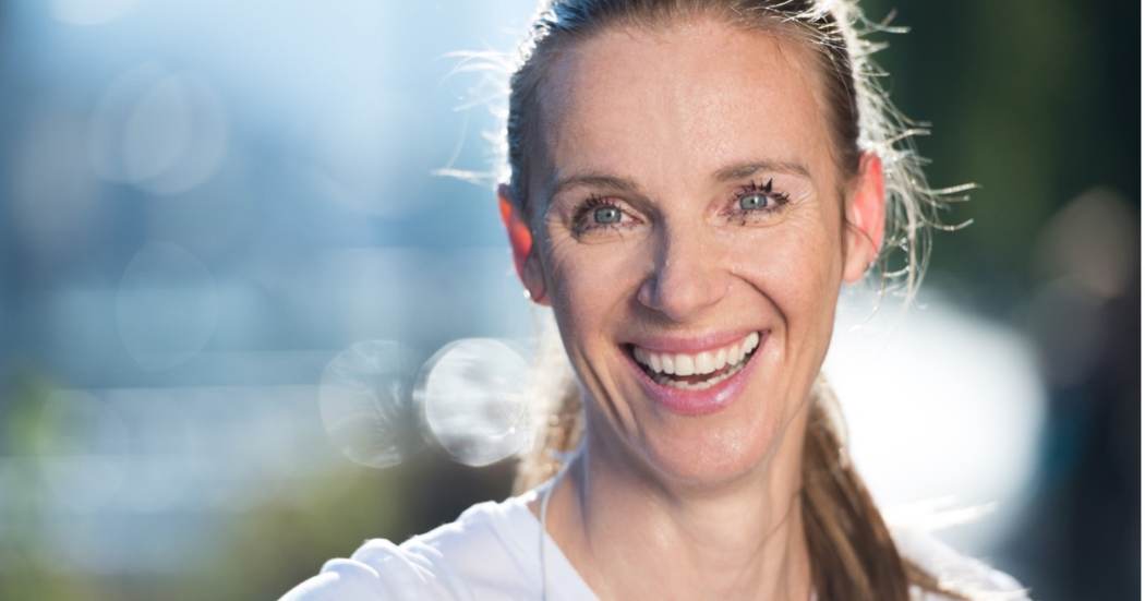Blije vrouw sport zonder urineverlies door bekkenbodemoefeningen met eitjes.