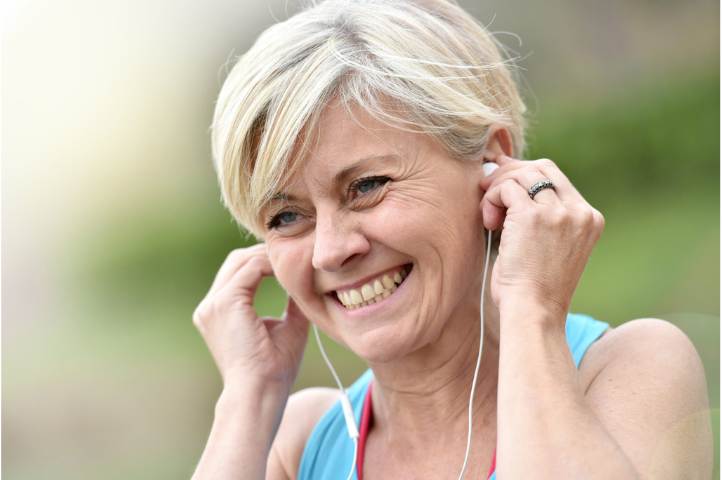 Vrouw hardlopen urineverlies Foto van vrouw die gaat hardlopen zonder urineverlies