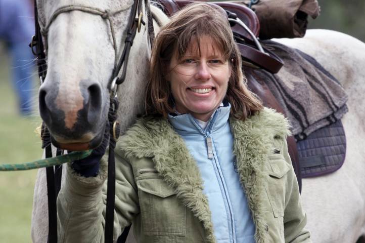 Vrouw paardrijden urineverlies Foto van vrouw met paard ervoer urineverlies tijdens paardrijden.