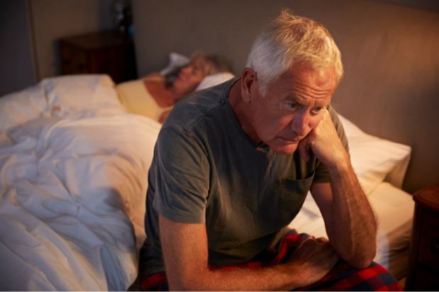 Vaak plassen in de nacht man Man die 's nachts wakker wordt door plasdrang