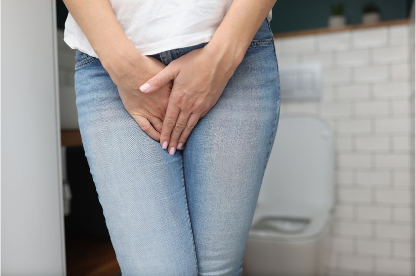 Waarom blaas trainen vaak niet werkt Vrouw probeert plas op te houden, symbool voor mislukte blaastraining.