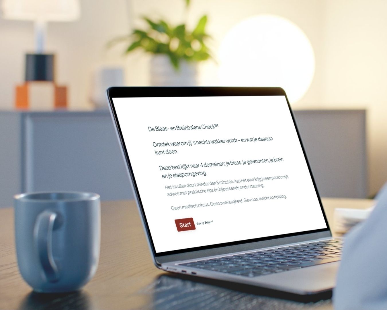 Persoon die De Blaas- en Breinbalans Check™ invult op een laptop.