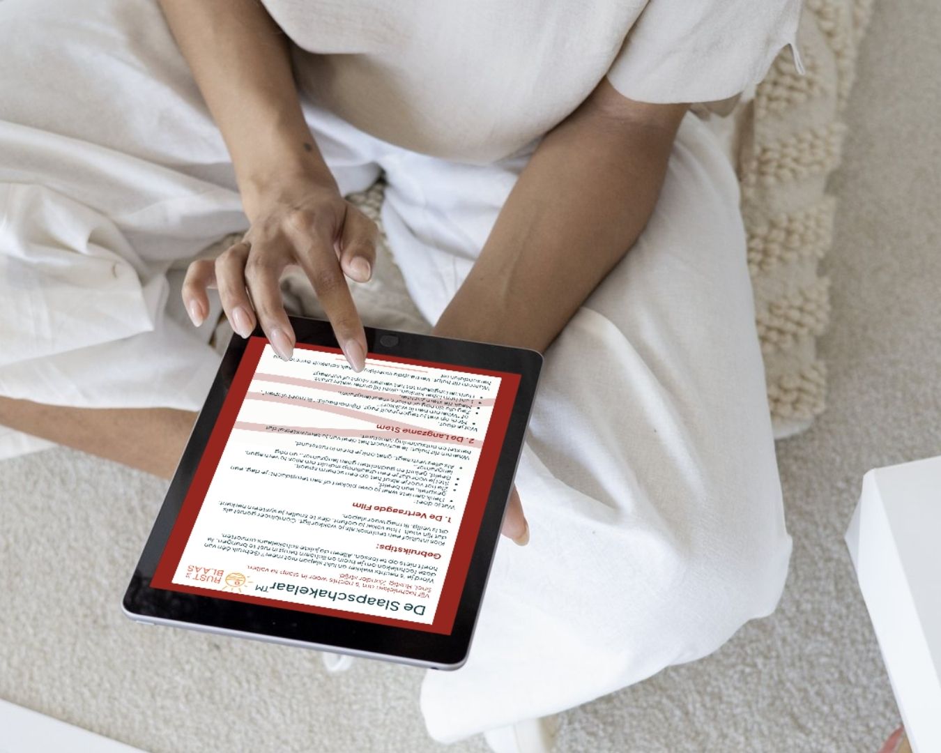 Vrouw leest De Slaapschakelaar™ op een tablet