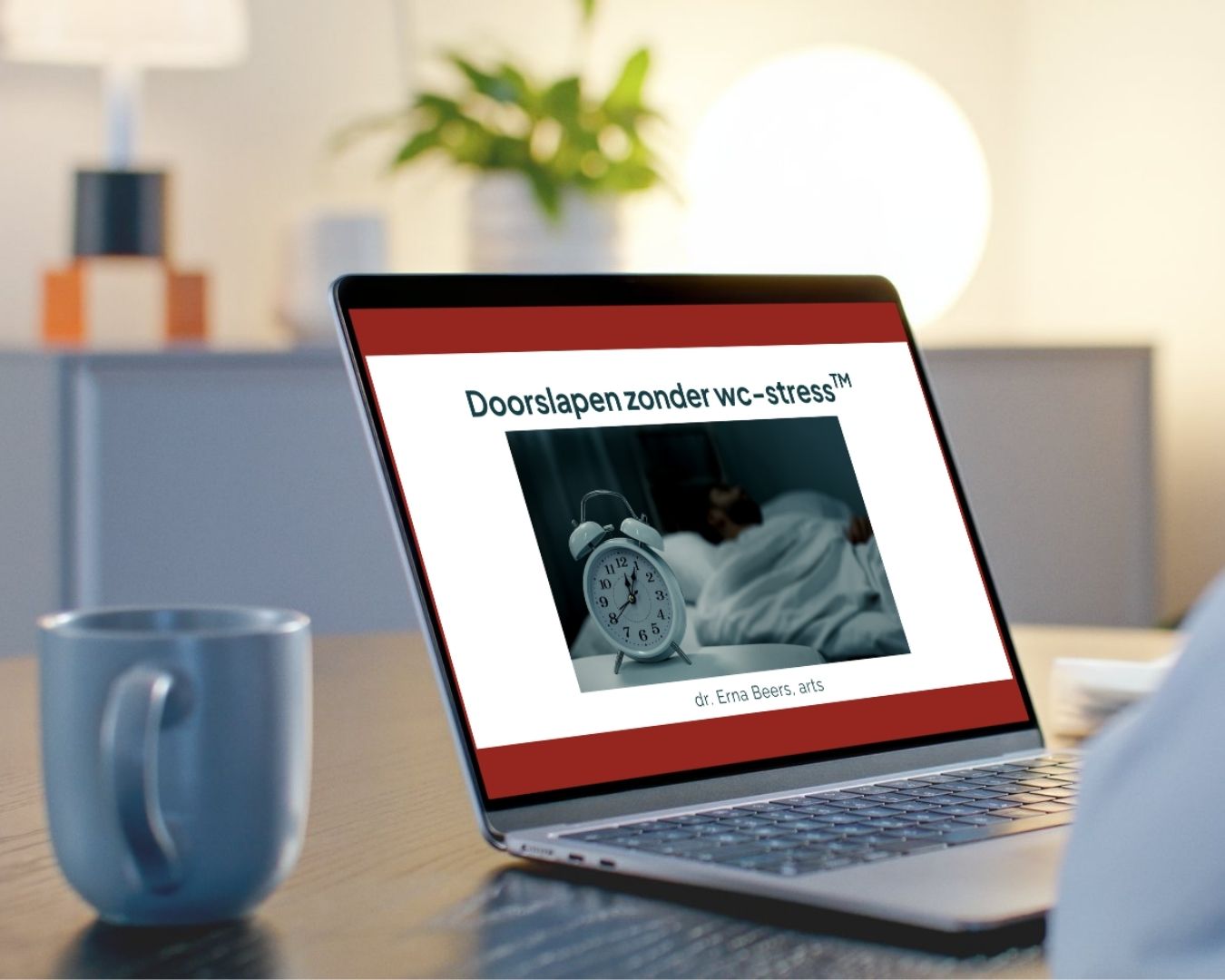 Persoon die De Masterclass Doorslapen zonder wc-stress™ bekijkt op een laptop.