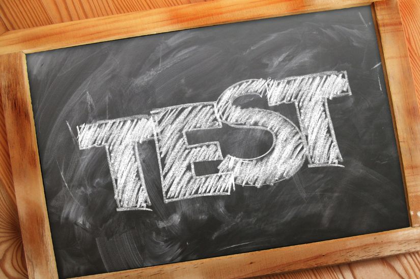 Test je urineverlies Schoolbord met de tekst "Test" als oproep om te testen welk type urineverlies je hebt.