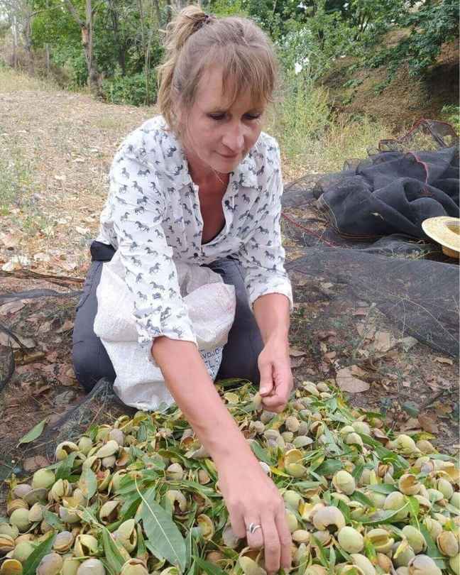 Ema-5-jaar-ervaringen-stressincontinentie Vrouw werkt zonder stressincontinentie ervaringen op het land tussen amandelen op een finca in Zuid-Spanje
